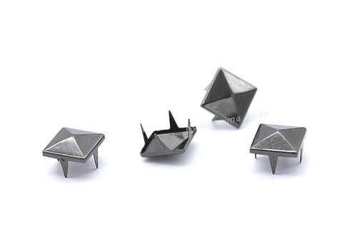 150pz misura 2cm borchie - 1,2cm,